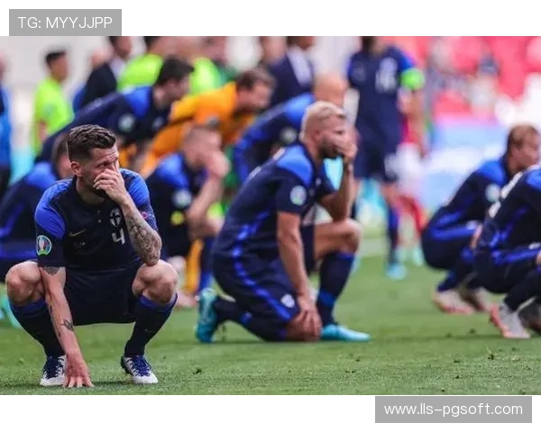 队医紧急入场治疗瞬间，全场观众鼓掌致敬