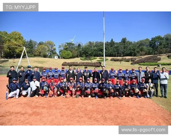 女解说员持续讲解复杂规则，被誉垒球运动普及的无名贡献者